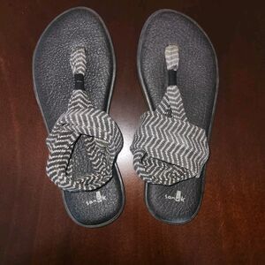 EUC SANUK WOMENS YOGA SLING BLACK WHITE CASUAL FLIP FLOPS SIZE 10 FLATS